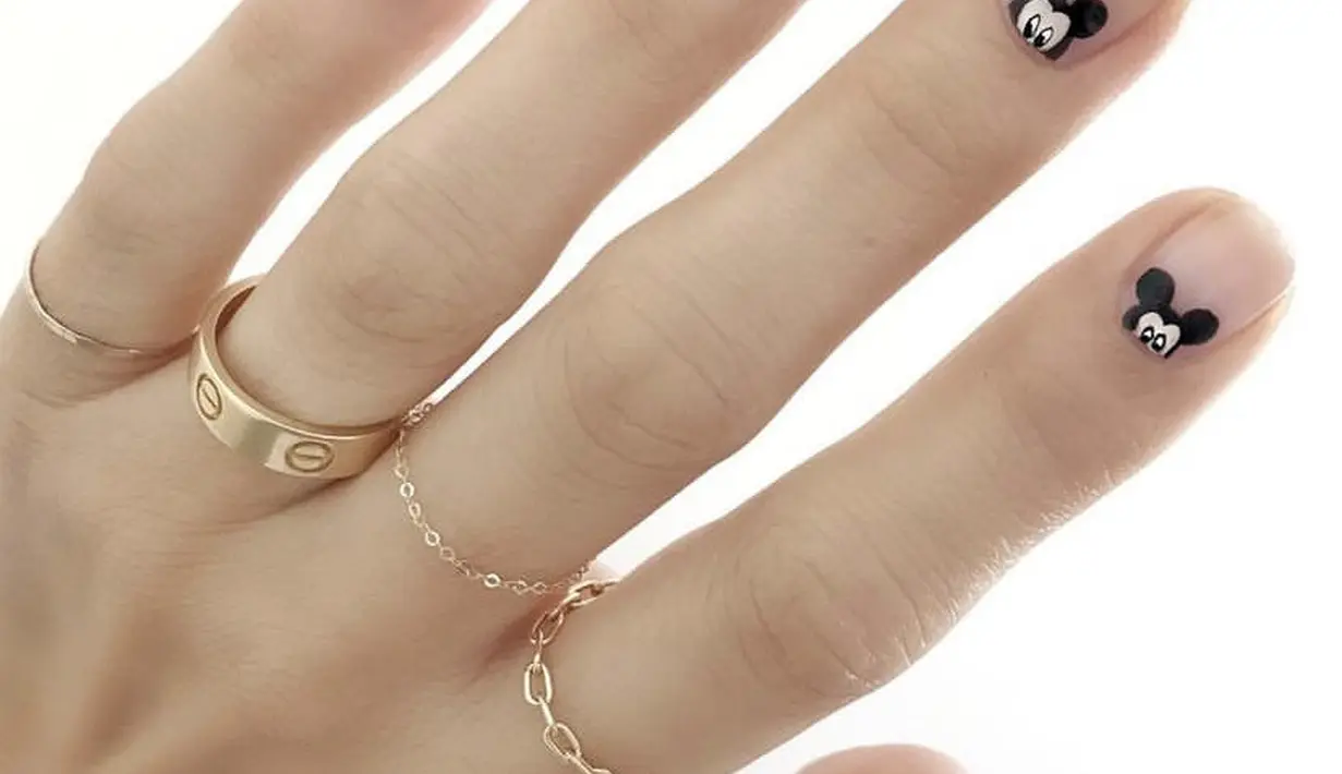 Gambar kepala mickey mouse pun bisa menjadi menggemaskan di kuku pendekmu