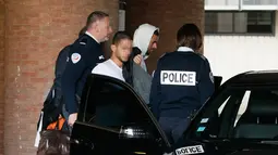 Striker Real Madrid, Karim Benzema meninggalkan gedung pengadilan di Versailles, dekat Paris , Kamis (5/11). Benzema mengakui keterlibatannya dalam kasus pemerasan terhadap Mathieu Valbuena terkait video mesumnya. (AFP PHOTO/Matthieu ALEXANDRE)