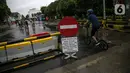 Pesepeda memasuki Kota Tua saat uji coba penerapan zona rendah emisi, Jakarta, Minggu (20/12/2020). Selama penerapan zona rendah emisi, kawasan Kota Tua hanya bisa dilalui pejalan kaki, pesepeda, angkutan umum, dan kendaraan khusus yang lulus uji emisi. (Liputan6.com/Faizal Fanani)