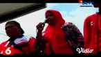 Ratusan buruh yang berunjuk rasa menolak Omnibus Law Cipta Lapangan Kerja, memblokade jalan rute Sidoarjo-Surabaya dengan membakar kayu di perempatan jalan Gedangan, Rabu (11/3). Tak pelak, aksi buruh ini menimbulkan kemacetan.