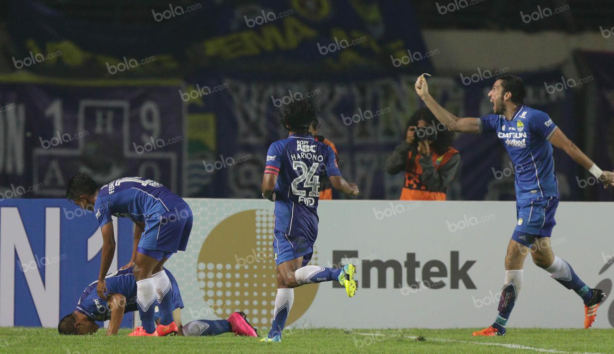 Pemain Persib merayakan gol Tantan ke gawang Sriwijaya FC dalam laga Torabika Soccer Championship 2016 di Stadion Si Jalak Harupat, Bandung, Sabtu (30/4/2016). (Bola.com/Vitalis Yogi Trisna)