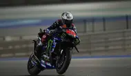 Pembalap Monster Energy Yamaha MotoGP, Fabio Quartararo pada sesi tes pramusim di Sirkuit Lusail, Qatar hari Senin malam waktu setempat. (X/ Monster Energy Yamaha MotoGP)