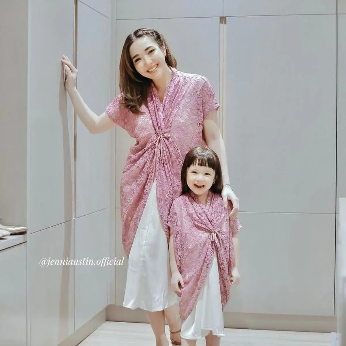 7 Ide Model Baju Anak Brokat Kombinasi Satin ala Anak Artis
