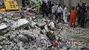 Tim penyelamat masih terus berupaya mengeluarkan lebih banyak korban dari reruntuhan gedung lima lantai di Pakistan.  (Rizwan TABASSUM/AFP)