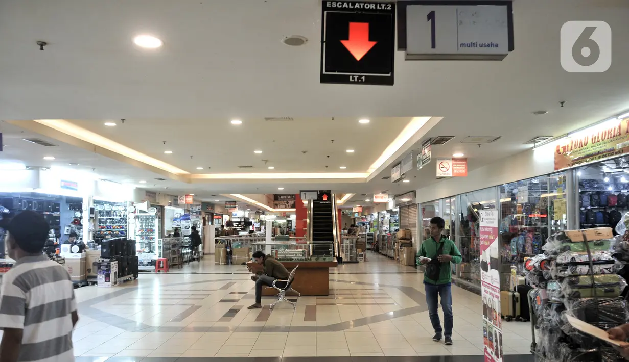 Suasana sepi pengunjung di pusat perbelanjaan kawasan Glodok, Jakarta, Selasa (3/3/2020). Sejak Senin (2/3) kemarin Pusat perbelanjaan di Glodok mendadak sepi pengunjung akibat adanya pemberitaan terkait warga Depok positif terinfeksi virus Corona atau Covid-19. (merdeka.com/Iqbal S. Nugroho)
