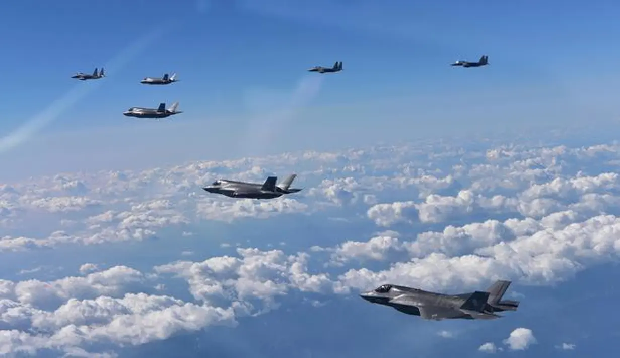 Jet tempur Angkatan Udara AS F-35 dan jet tempur F-15 Korea Selatan terbang di atas Semenanjung Korea, Korea Selatan (31/8). (South Korea Defense Ministry via AP)