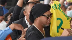 Mantan pemain Barcelona dan AC Milan itu langsung ramai disambangi banyak orang sejak di terminal kedatangan. Ketika hendak masuk ke mobil, Ronaldinho langsung diserbu suporter dan sempat memberikan tanda tangan. (FOTO: instagram.com/raffinagita1717/)
