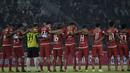 Para pemain Persija Jakarta mengheningkan cipta mengenang almarhum Zulkarnain Lubis sebelum melawan Madura United pada laga Liga 1 di SUGBK, Jakarta, Sabtu (12/5/2018). Persija kalah 0-2 dari Madura United. (Bola.com/Vitalis Yogi Trisna)