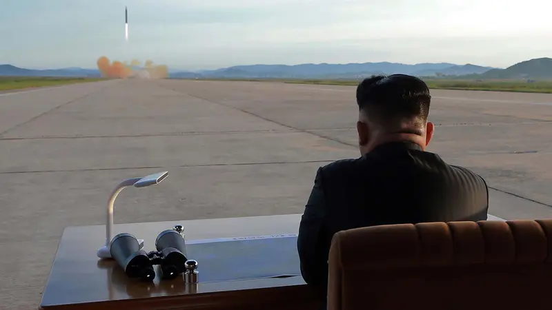 Kim Jong-un Saksikan Langsung Peluncuran Rudal Balistik