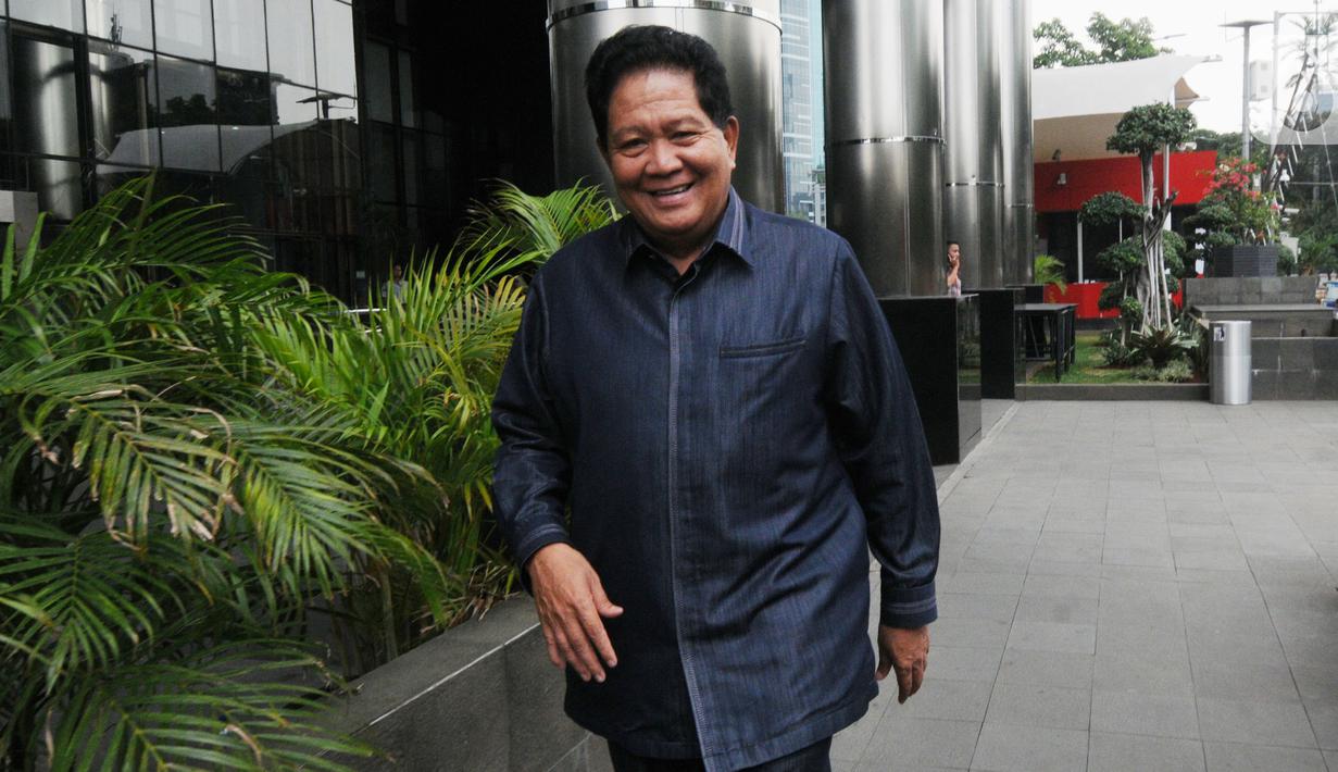 Ketua Fraksi Partai Demokrat DPRD Provinsi Jambi, Nasri Umar keluar dari gedung KPK untuk rehat dan melaksanakan salat Jumat saat jeda pemeriksaan di Jakarta, Jumat (18/10/2019). Nasri Umar sebagai saksi untuk tersangka Ketua Fraksi Gerindra di DPRD Jambi, Muhammadiyah. (merdeka.com/Dwi Narwoko)