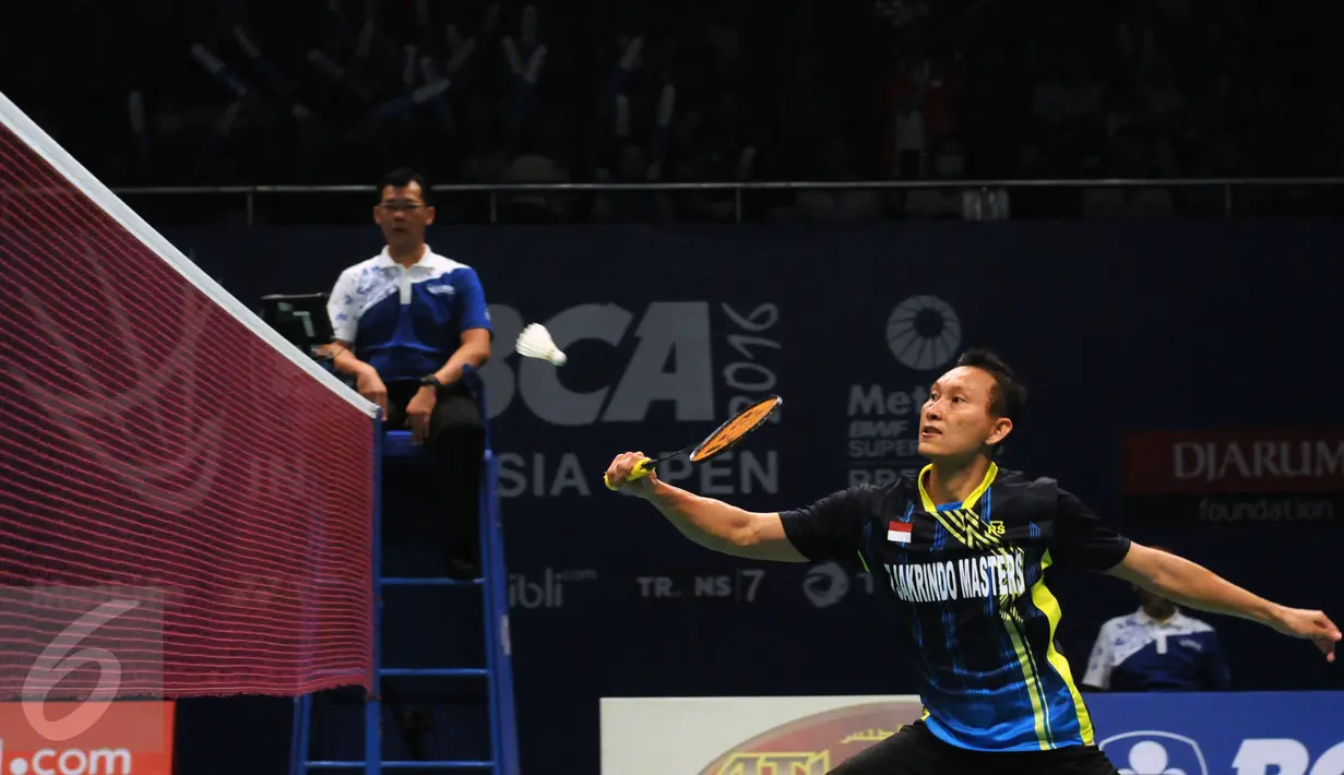 Tunggal putera Indonesia, Sony Dwi Kuncoro saat laga melawan pemain Hongkong Hu Yun di 16 besar BCA Indonesia Open, Jakarta, Kamis (6/2/2016). Sony kalah 12-21, 15-21, 16-21. (Liputan6.com/Helmi Fithriansyah)