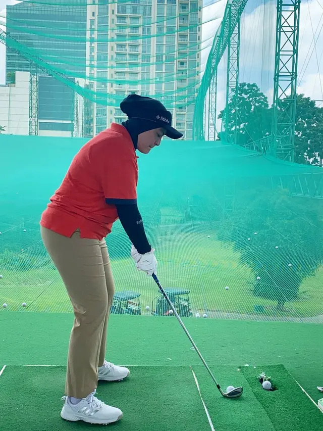 7 Gaya Penampilan Astrid Kuya saat Main Golf, Curi Perhatian