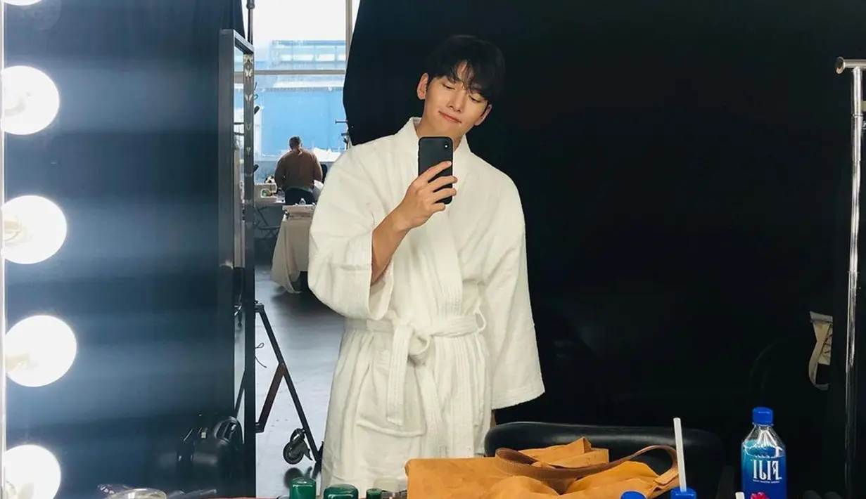 Meski hanya pakai bathrob dengan tatanan rambut yang tidak rapi, tak mengurangi pesona lawan main Nam Ji Hyun di drama Korea Suspicious Partner ini. Senyuman tipis yang dipamerkannya merupakan senyuman andalan yang selalu diperlihatkannya saat berfoto ataupun mirror selfie. Tak dipungkiri senyuman aktor kelahiran Anyang, Korea Selatan ini membuatnya terlihat imut. (Liputan6.com/IG/@jichangwook)
