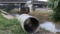 Suasana di sekitar aliran Kali Ciliwung, Jakarta, Selasa (26/3). Normalisasi Kali Ciliwung terganjal pembebasann lahan yang dikuasai warga. Pemprov DKI Jakarta menargetkan tahun 2019 masalah pembebasan tuntas. (Liputan6.com/Immanuel Antonius)