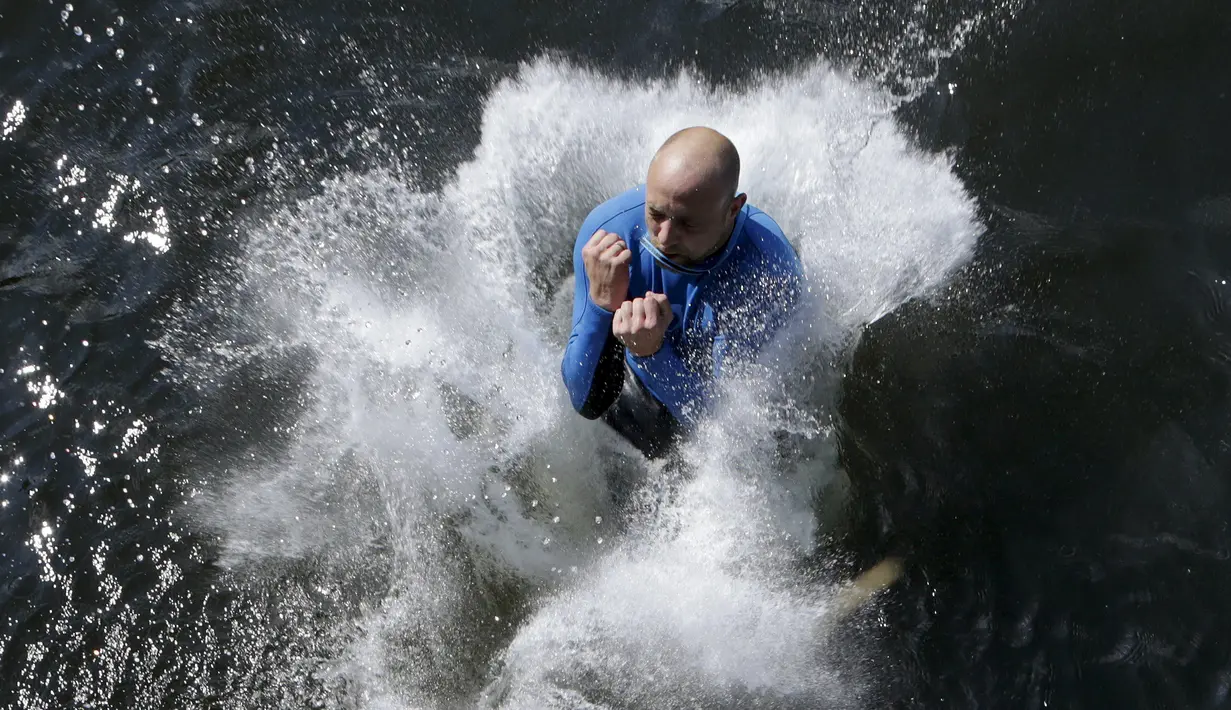 Ekpresi seorang peserta usai berhasil melompat ke dalam air pada kompetisi cliff diving di kawasan Bohemian, Republik Ceko, Jumat (31/7/2015). (REUTERS/David W Cerny)