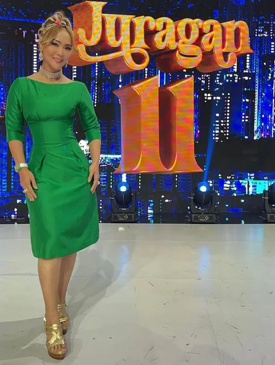 Membintangi acara hiburan di salah satu stasiun televisi, Inul tampil mengenakan dress warna hijau. (Instagram/Inul.d).