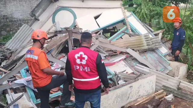 Petugas BPBD Kota Sukabumi mengevakuasi puing bangunan terdampak angin puting beliung (Liputan6.com/Fira Syahrin).