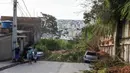 Sebuah mobil terkubur dalam lumpur setelah tanah longsor yang disebabkan oleh hujan lebat di Belo Horizonte, Brasil (27/1/2020). Lebih dari 30.000 orang terlantar akibat hujan lebat di Brasil tenggara yang juga menewaskan lebih dari 50 orang. (AP Photo/Gustavo Andrade)