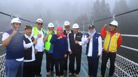 Gubernur Jawa Timur Khofifah Indar Parawansa kunjungi jembatan kaca Seruni Point (Istimewa)