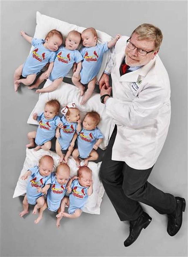 Dokter Michael bersama tiga pasang bayi kembar 3 yang pernah ditolongnya | Photo: Copyright today.com