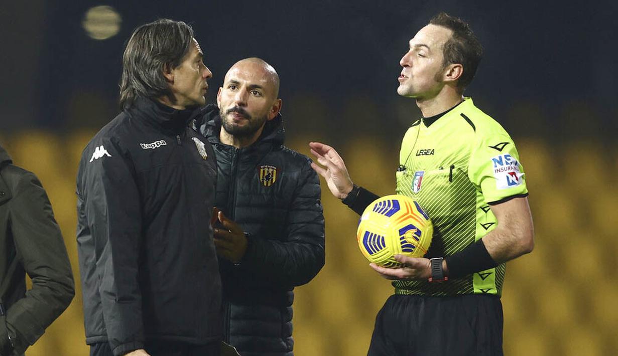 Pelatih Benevento, Filippo Inzaghi, melakukan protes kepada wasit saat melawan Lazio pada laga Liga Italia di Stadion Vigorito, Rabu (16/12/2020). Kedua tim bermain imbang 1-1. (Alessandro Garofalo/LaPresse via AP)