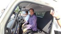 Menteri Perhubungan RI Budi Karya Sumadi dan Gubernur Bali Wayan Koster saat menjajal duduk di dalam truk listrik di Bali. (Septian / Liputan6.com)