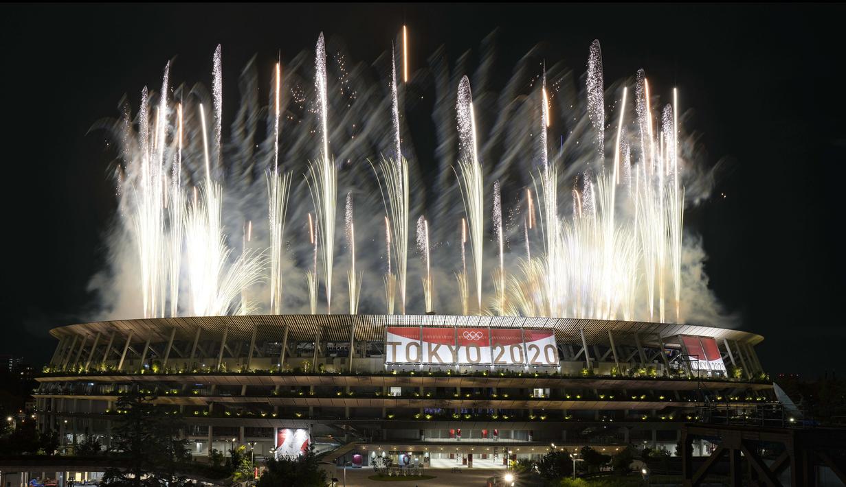 Upacara pembukaan Olimpiade Tokyo 2020 dibuka dengan kemegahan kembang api yang meletup melalui atap Stadion nasional Jepang. (Foto: AP/Shuji Kajiyama)
