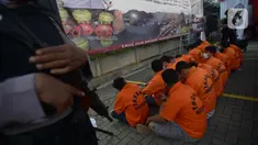 Tersangka dihadirkan saat Dirtipidter Bareskrim Polri menggelar perkara kasus penyalahgunaan LPG bersubsidi  dengan cara menyuntikkan gas 3 kilogram bersubsidi ke tabung gas ukuran 5,5 kilogram, 12 kilogram, dan 50 kilogram di Jakarta, Jumat (15/7/2022). (merdeka.com/Imam Buhori)