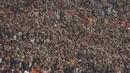 Suporter Persija Jakarta, The Jakmania, melakukan koreografi ketika memberikan dukungan saat melawan Bali United pada final Piala Presiden di SUGBK, Jakarta, Sabtu (17/2/2018). Persija menang 3-0 atas Bali United. (Bola.com/Vitalis Yogi Trisna)