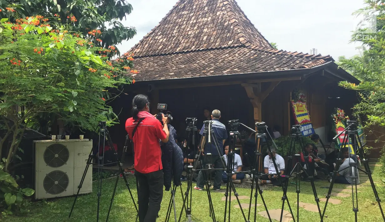 Aktivis para awak media di kediaman Gubernur terpilih DKI, Anies Baswedan di Lebak Bulus, Jakarta, Senin (16/10). Seperti diketahui, Presiden dijadwalkan hari ini akan melantik Anies dan Wagub DKI terpilih, Sandiaga Uno. (Liputan6.com/Immanuel Antonius)