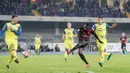 Penyerang AC Milan, M'Baye Niang, berusaha membobol gawang Chievo pada laga Serie A di Stadion Bentegodi, Verona, Minggu (16/10/2016). Milan menang 3-1 atas Chievo. (EPA/Filippo Venezia)