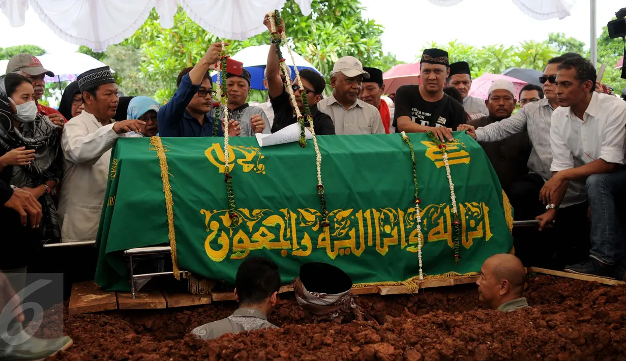 Suasana penguburan korban pembunuhan Pulomas i TPU Tanah Kusir, Jakarta, Rabu (28/12). Tiga jenazah korban pembunuhan yaitu Dodi Triono (59), Diona Arika (16) dan Dianita Gemma (9). (Liputan6.com/Gempur M Surya)