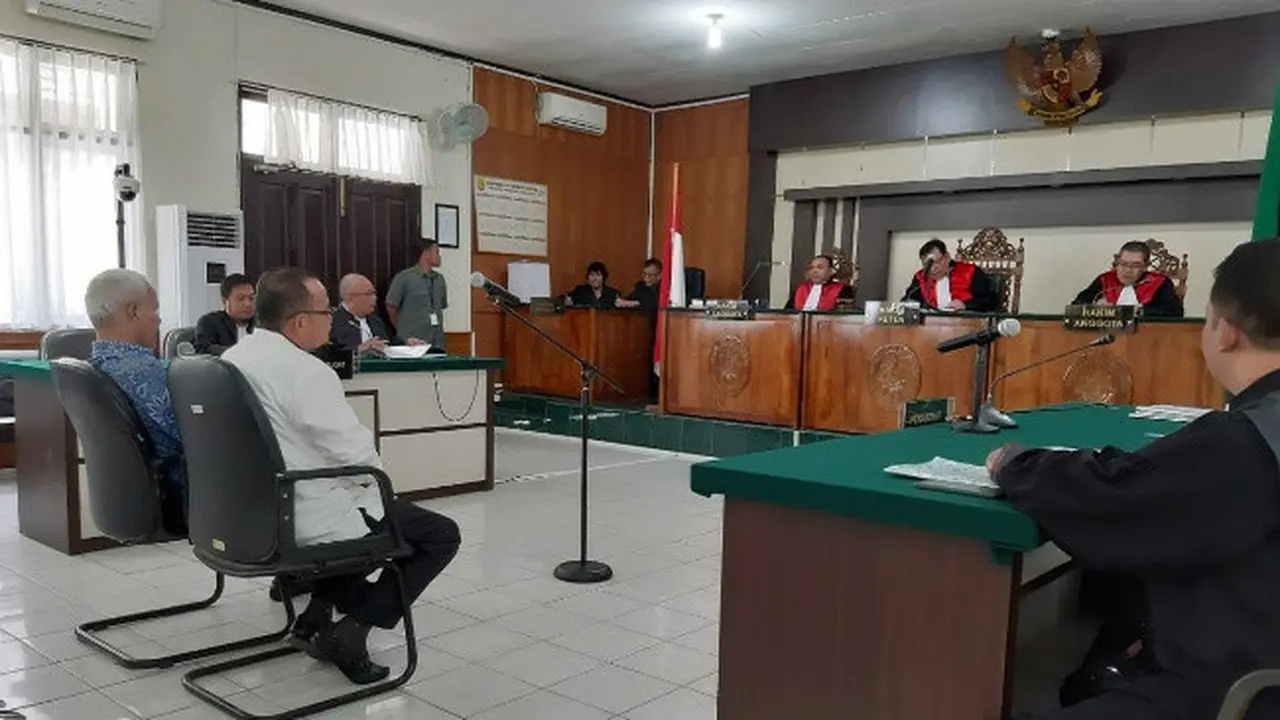 Mantan Sekda Dumai Muhammad Nasir mendengarkan dakwaan dari jaksa KPK di Pengadilan Negeri Pekanbaru.