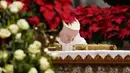 Paus Fransiskus membungkuk di atas altar ia merayakan misa Epiphany di Basilika Santo Petrus, Vatikan, 6 Januari 2022. Epiphany adalah sebuah hari raya keagamaan dalam sejumlah denominasi gereja Kristen pada tanggal 6 Januari. (AP Photo/Gregorio Borgia)