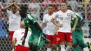 Para pemain Polandia tampak kecewa usai gawangnya kebobolan saat pertandingan melawan Senegal pada laga Piala Dunia di Stadion Spartak, Selasa (19/6/2018). Senegal menang 2-1 atas Polandia. (AP/Eduardo Verdugo)