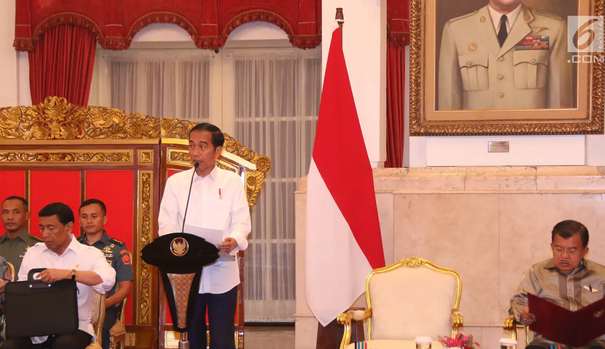 Presiden Jokowi saat memimpin rapat sidang kabinet paripurna membahas RAPBN Tahun 2018 di Istana Negara, Senin (24/7). Pada RAPBN 2018, pemerintah menargetkan pertumbuhan ekonomi pada kisaran 5,4 persen sampai 6,1 persen. (Liputan6.com/Angga Yuniar)