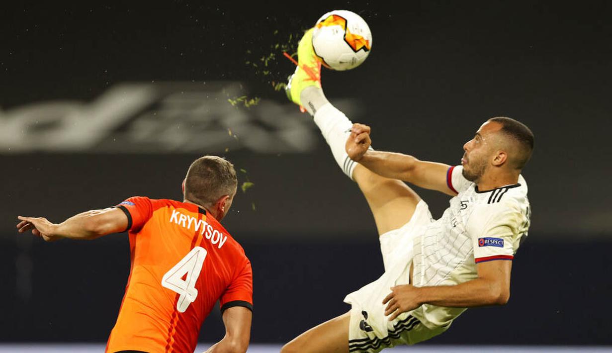 Pemain FC Basel, Arthur Cabral, melepaskan tendangan saat melawan FC Shakhtar Donetsk pada perempat final di Veltins Arena, Selasa (11/8/2020). Shakhtar Donetsk menang dengan skor 4-1. (Wolgang Rattay/Pool Photo via AP)