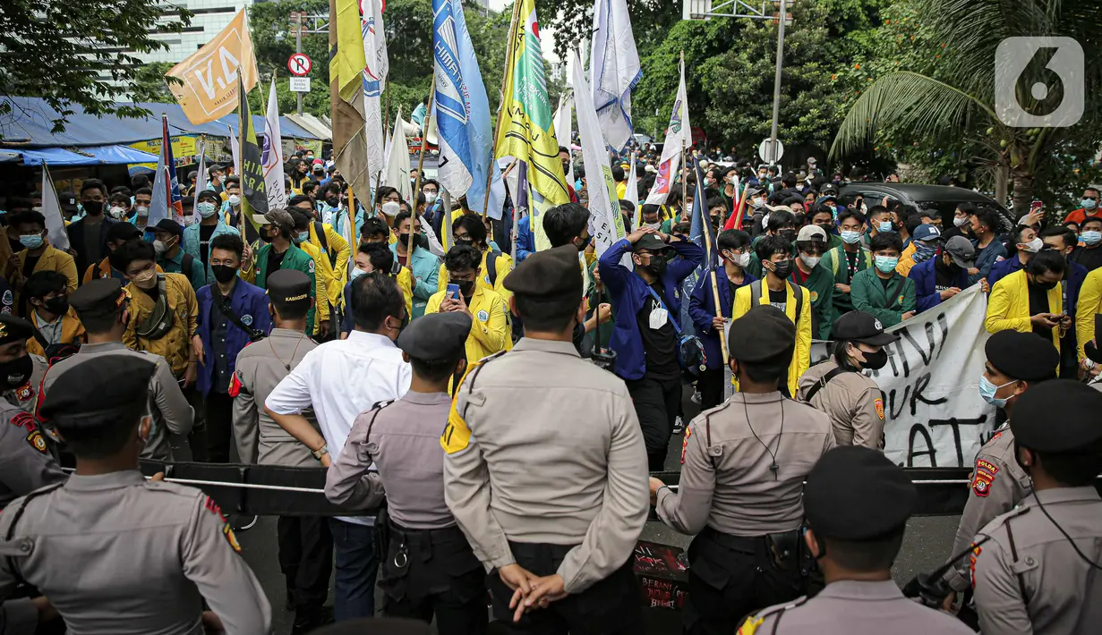 Mahasiswa yang tergabung dalam Aliansi BEM Seluruh Indonesia (BEM SI) menggelar aksi di sekitar Gedung Merah Putih KPK, Jakarta, Senin (27/9/2021). Aksi yang diikuti ratusan mahasiswa tersebut menuntut pembatalan pemecatan 57 pegawai KPK pada 30 September mendatang. (Liputan6.com/Faizal Fanani)