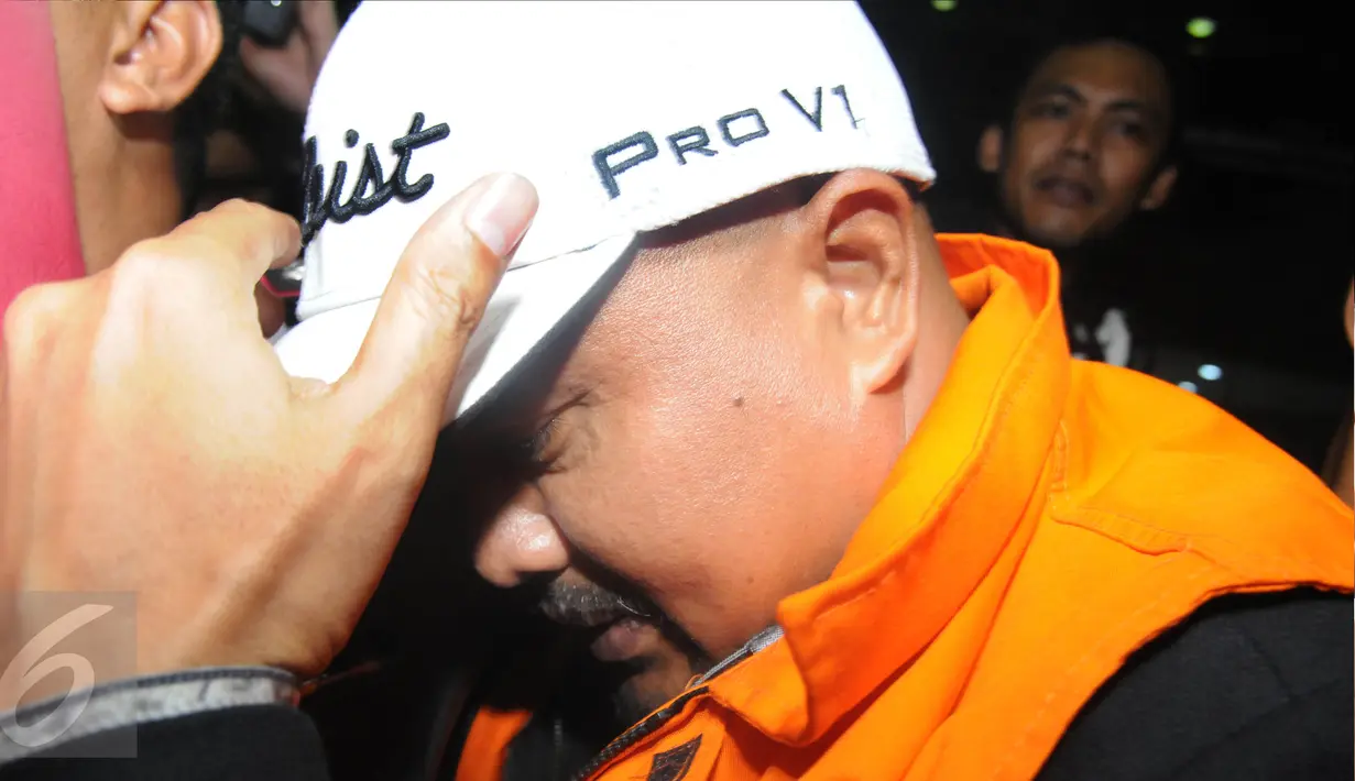 Anggota DPR Komisi III, I Putu Sudiartana menunduk saat berjalan keluar usai diperiksa penyidik di KPK, Jakarta, Kamis, (30/6). Putu Sudiartana disangkakan memuluskan proyek pembangunan 12 ruas jalan di Provinsi Sumatera Barat. (Liputan6.com/Helmi Afandi)