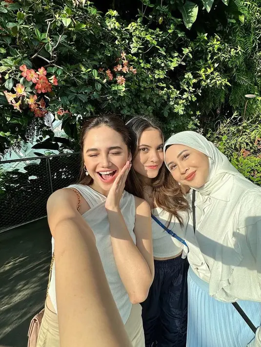 Syifa Hadju, Marsha Aruan, dan Kesha Ratuliu memilih liburan ke Singapura. Ketiganya pun kompak mengenakan pakaian serba putih. [@syifahadju]