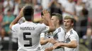 Para pemain Jerman merayakan gol yang dicetak oleh Timo Werner ke gawang Arab Saudi pada laga uji coba di Stadion BayArena, Jumat (8/6/2018). Jerman menang 2-1 atas Arab Saudi. (AP/Martin Meissner)