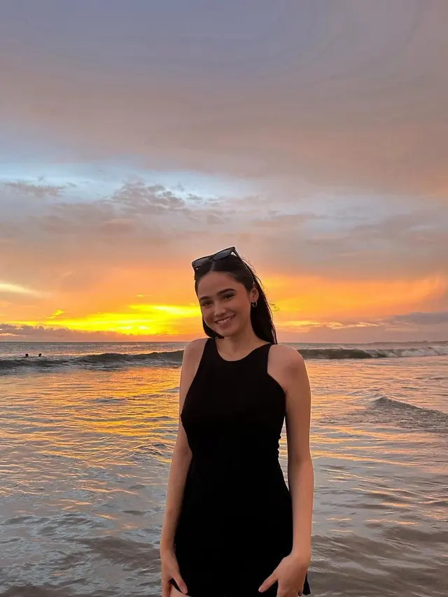 Syifa Hadju di pantai (Instagram/syifahadju)