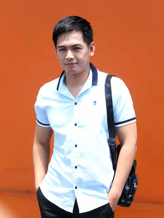 Tommy Kurniawan masih enggan membahas masalah rumah tangganya. Ditemui dikawasan Tendean, ia masih enggan membicarakan gonjang-ganjing rumah tangganya. Sang istri mengakui bahwa kini tinggal bersama orangtua beserta dua anaknya. (Nurwahyunan/Bintang.com)