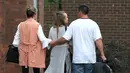 Seorang penggemar Ariana Grande meninggalkan hotel Park Inn usai ledakan yang terjadi saat konser Ariana Grande di Manchester, Inggris (23/5). (AP Photo / Rui Vieira)