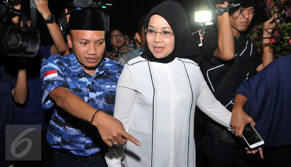 Deputi Gubernur bidang Kebudayaan dan Pariwisata di Pemprov DKI Jakarta, Sylviana Murni saat tiba di kediaman SBY di Cikeas, Jawa Barat, Jumat (23/9). Koalisi Poros Cikeas resmi mengusung Sylviana sebagai Balon Wagub  (Liputan6.com/Gempur M Surya)