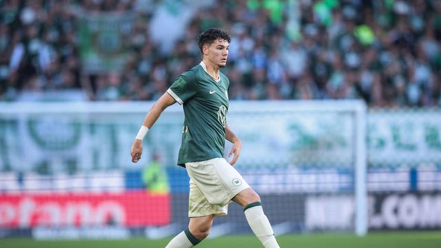 Jenson Seelt beraksi di Bundesliga bersama Wolfsburg