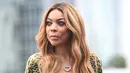 Wendy Williams kepanasan karena menggunakan kostum Patung Liberty saat halloween di acaranya. Ia pun tumbang di tengah acara live pada Oktober 2017 lalu. (Page Six)