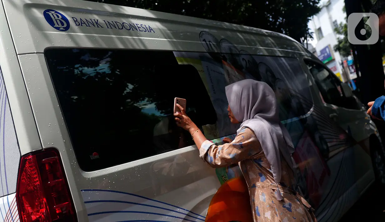 Bank Indonesia juga menyediakan opsi layanan penukaran uang melalui kas keliling di pusat keramaian (terminal, pasar, dan stasiun), dan kas keliling susur sungai (khusus Provinsi Sumatera Selatan, Kalimantan Selatan dan Kalimantan Tengah) bekerja sama dengan perbankan. (Liputan6.com/Angga Yuniar)