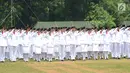 Purna Paskibraka Indonesia (PPI) 2017 memberikan hormat saat apel kebangsaan di lapangan PP-PON Kemenpora Cibubur, Jakarta Timur, Rabu (23/8). (Liputan6.com/Yoppy Renato)