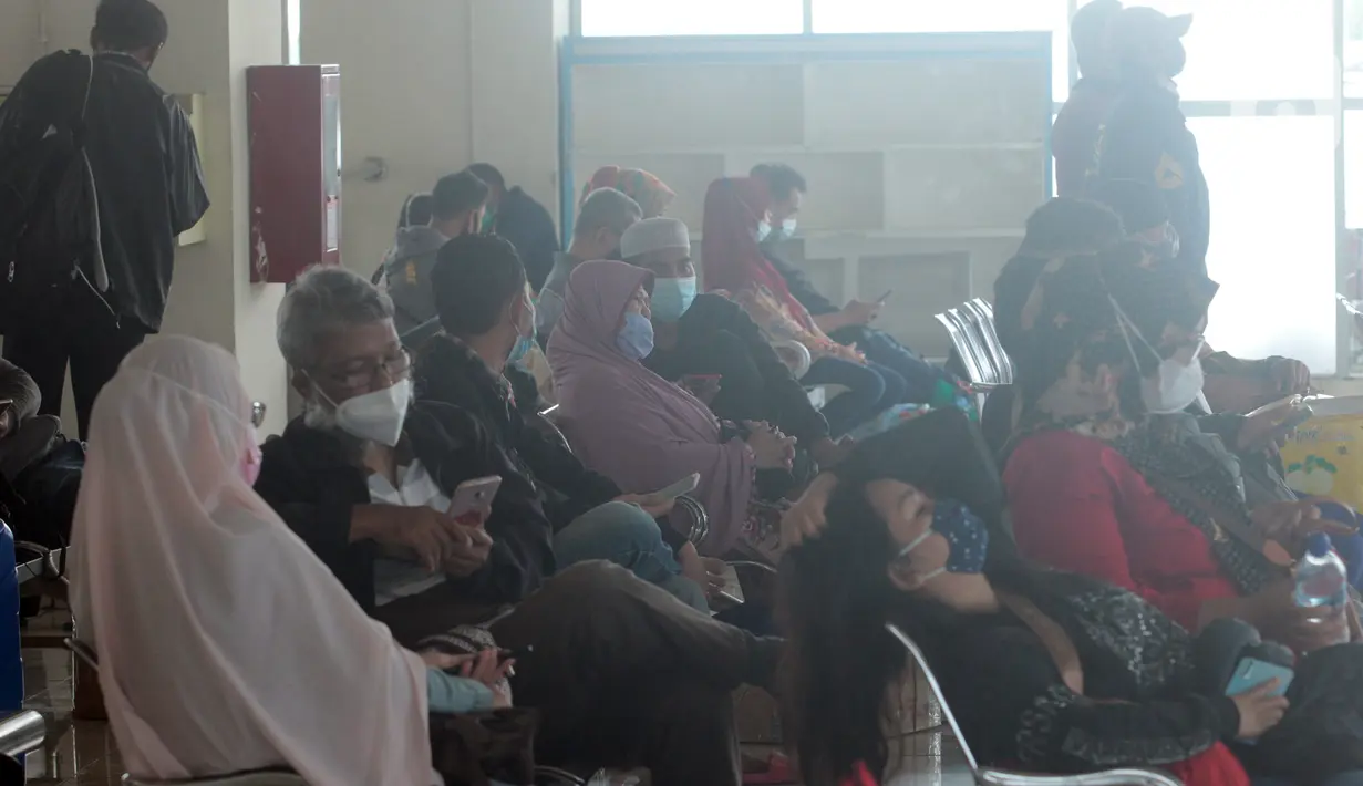 Calon penumpang menunggu pemberangkatan di Terminal Pulo Gebang, Jakarta, Selasa (4/5/2021). Jumlah penumpang yang berangkat dari Terminal Pulo Gebang terus meningkat jelang diberlakukannya aturan larangan mudik Lebaran mulai 6 Mei-17 Mei 2021. (Liputan6.com/Herman Zakharia)